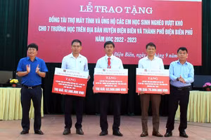 Đại diện các nhà trường nhận máy tính từ nhà tài trợ.