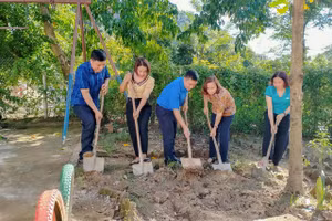 Đại diện Tỉnh Đoàn Điện Biên và ngành Giáo dục Điện Biên Đông khởi công điểm trường Suối Lư 3.