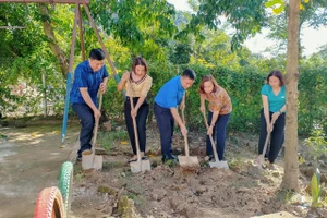 Đại diện Tỉnh Đoàn Điện Biên và ngành Giáo dục Điện Biên Đông khởi công điểm trường Suối Lư 3.