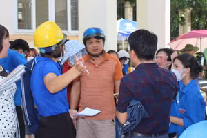 Ông Nguyễn Tiến Dũng "sốt sắng" nhờ lực lượng tình nguyện viên tại điểm thi tìm con.