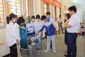 Học sinh thuyết trình sản phẩm tham dự Cuộc thi sáng tạo thanh thiếu niên, nhi đồng. 