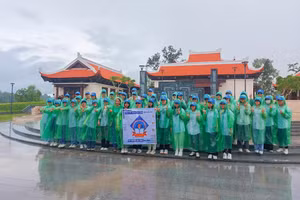 Mặc dù thời tiết không ủng hộ, song hơn 1.000 giáo viên, học sinh vẫn "đội mưa" trải nghiệm lịch sử tại Chiến trường Điện Biên Phủ.