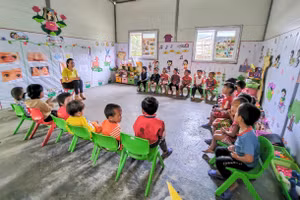 Giờ học của cô và trò tại Trường Mầm non Mường Lói, huyện Điện Biên.