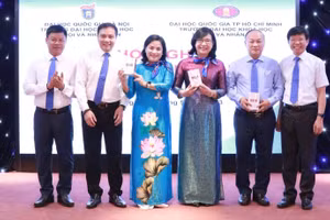 Lãnh đạo hai đơn vị chụp ảnh lưu niệm.