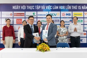 PGS.TS Nguyễn Đức Trung, Hiệu trưởng HUB (phải) ký kết hợp tác với doanh nghiệp.