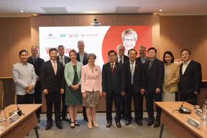 Đoàn công tác của Úc, do bà Margaret Beazley, Thống đốc bang New South Wales dẫn đầu chụp ảnh kỉ niệm cùng lãnh đạo UEH. 