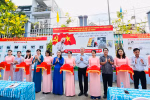 Lãnh đạo Ban dân vận TP Thủ Đức cùng Đảng ủy Phường Tăng Nhơn Phú B cắt băng khánh thành