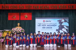 Các tân cử nhân Trường ĐH Hùng Vương TP.HCM nhận bằng tốt nghiệp.