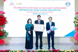 Đại diện UEF đón nhận Giấy chứng nhận đạt chuẩn kiểm định trình độ Thạc sĩ ngành Quản trị kinh doanh.