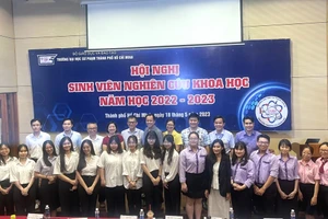 Các sinh viên tại Tiểu ban 3 chụp hình kỉ niệm trong phiên báo cáo sáng 18/5. 