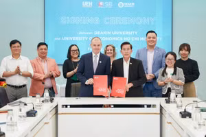 UEH và ĐH Deakin, Australia vui mừng khi cùng nhau đạt được thỏa thuận hợp tác. 