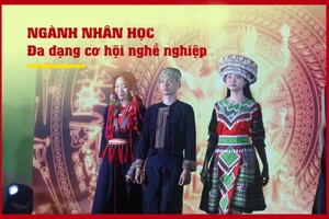 Sinh viên khoa Nhân học trình diễn trang phục truyền thống các dân tộc trong Ngày hội văn hóa - Ảnh: Đoàn Hội khoa Nhân học.