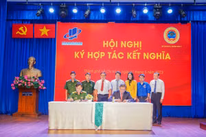 Trường Đại học Mở TPHCM ký kết hợp tác với Sư đoàn 5, Quân khu 7.