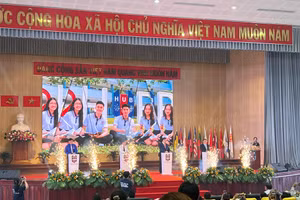 Ban giám hiệu HUB ấn nút ra mắt Cổng thông tin việc làm của trường. 