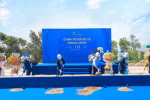 Đại diện thành viên Hội đồng trường Trường Đại học Văn Hiến thực hiện nghi thức động thổ khối học tập HungHau Campus.