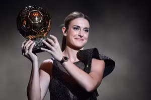 Nữ cầu thủ xinh đẹp vừa giành Quả bóng vàng 2022 là ai?