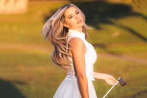 Mỹ nhân làng golf sở hữu thân hình khiến cánh mày râu "hoa mắt"