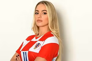 Nữ cầu thủ đẹp nhất thế giới không muốn bỏ bóng đá để làm người mẫu