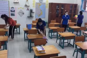 Giáo viên ở xã đảo Thạnh An tổng vệ sinh trường lớp sẵn sàng đón học sinh trở lại. Ảnh Q.G