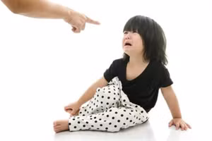 Cha mẹ không nên nổi giận với cảm xúc của con. Ảnh minh họa.