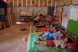 Giáo viên chăm lo từng bữa ăn, giấc ngủ cho học sinh. Ảnh: Minh Phương