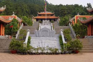 Lăng mộ thầy giáo Chu Văn An trên núi Phượng Hoàng (Chí Linh – Hải Dương).