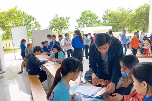 SV Khoa Y Dược - ĐH Đà Nẵng làm thủ tục nhập học.