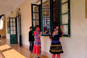 Trường PTDTBT TH số 1 xã Sín Chéng, huyện Si Ma Cai, Lào Cai vệ sinh trường lớp học. Ảnh: TG