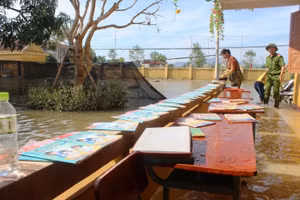 Toàn bộ sách vở, bàn ghế học sinh tại Trường Tiểu học và Mầm non Thạch Tân (huyện Thạch Hà) đều đã bị ướt, hư hỏng.