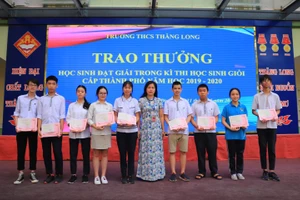 Nhà giáo Nguyễn Thanh Hà - Hiệu trưởng Trường THCS Thăng Long trao thưởng cho HS giỏi tiêu biểu.