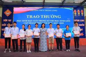 Nhà giáo Nguyễn Thanh Hà - Hiệu trưởng Trường THCS Thăng Long trao thưởng cho HS giỏi tiêu biểu.
