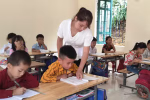 Thầy, cô giáo và học sinh điểm trường Tiểu học bản Phá, xã Tam Văn (Lang Chánh, Thanh Hóa) phải học chay vì thiếu thiết bị, đồ dùng dạy học.