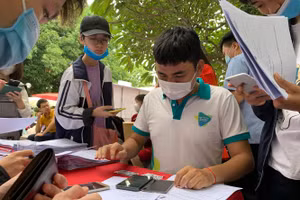 Sinh viên đóng học phí qua ứng dụng công nghệ của thời kỳ chuyển đổi số. 