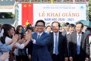 Phó Thủ tướng Vũ Đức Đam, Bộ trưởng Bộ GD&ĐT Phùng Xuân Nhạ dự Lễ Khai giảng năm học 2020 - 2021 của Trường ĐH Sư phạm Hà Nội. Ảnh: Thế Đại