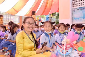 Niềm vui và sự hân hoan của cô và trò Trường Tiểu học Trần Hưng Đạo, Quận 1, TPHCM trong ngày khai trường.