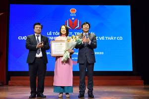 Thứ trưởng Bộ GD&ĐT Nguyễn Hữu Độ và nhà báo Hồ Quang Lợi - Phó Chủ tịch thường trực Hội Nhà báo Việt Nam trao giải Nhất cuộc thi.