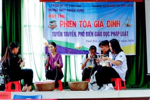 Tiết kiểm tra thông qua “Phiên tòa giả định” của HS Trường THPT Thuận Hưng, quận Thốt Nốt (TP Cần Thơ). 