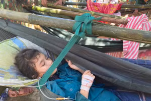 Một HS Trường Phổ thông Dân tộc bán trú Tiểu học Trà Leng được đưa đi cấp cứu trong vụ sạt lở vùi lấp 11 căn nhà ở nóc Ông Đề (xã Trà Leng, huyện Nam Trà My, Quảng Nam).