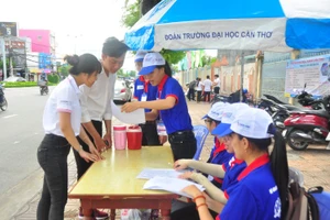 Sinh viên tình nguyện tiếp sức mùa thi tại TP Cần Thơ năm 2019. Ảnh: Quốc Anh