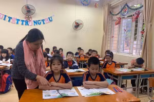 Cô Dương Thu Hằng và HS lớp 1A Trường PTCS Nguyễn Đình Chiểu (Hai Bà Trưng – Hà Nội) trong tiết Tiếng Việt 1. Ảnh: Đức Trí