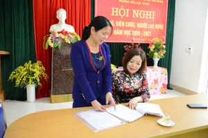 Chánh Thanh tra Sở GD&ĐT Phú Thọ nắm bắt thông tin thu - chi tại Trường Tiểu học Tứ Mỹ (huyện Tam Nông).