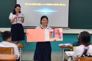 Học sinh lớp 9/7 Trường THCS Nguyễn Du trình bày các sản phẩm trong buổi báo cáo dự án. 