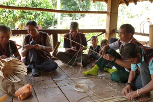 Người dân say sưa đan chiếc gùi truyền thống của đồng bào Tây Nguyên.