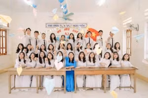 Nguyễn Thị Phương Thảo chụp ảnh kỷ niệm với lớp tại Trường THPT Cù Huy Cận.