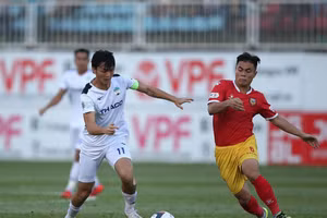 Lý Công Hoàng Anh (áo đỏ) khiến Tuấn Anh vô cùng vất vả trên sân Pleiku, trận đấu trong khuôn khổ vòng 7 V League 2020.