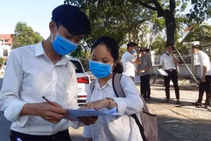 Thí sinh Đà Nẵng trao đổi bài làm sau buổi thi. 