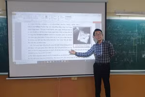 Thầy giáo Phạm Lê Thanh trong một tiết dạy Hóa. Ảnh: NVCC