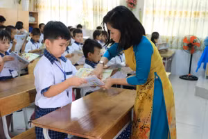 Cô, trò lớp 1 Trường Tiểu học Võ Trường Toản, quận Ninh Kiều (TP Cần Thơ) trong giờ học với SGK mới. 