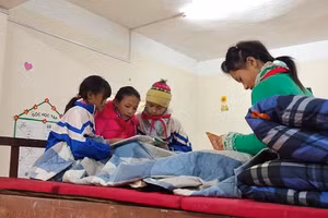 Bảo đảm chăn đệm cho HS bán trú trong mùa đông rét tại Trường PTDTBT THCS Sủng Trái, xã Sủng Trái (huyện Đồng Văn – Hà Giang). Ảnh: NTCC