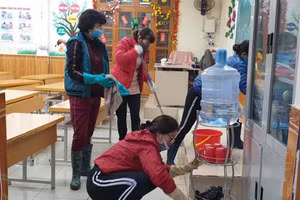 Các cô giáo Trường Tiểu học Nguyễn Đức Cảnh sát khuẩn, vệ sinh lớp học. 